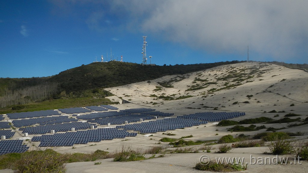 DSCN8737.JPG - Quasi in cima al monte, qui un enorme distesa di cemento e pannelli fotovoltaici